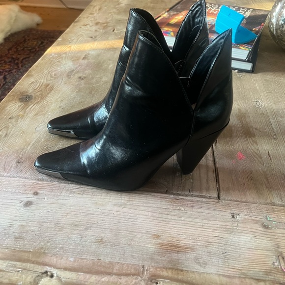 Zara woman’s Black Leather Ankle Boots - Picture 5 of 12